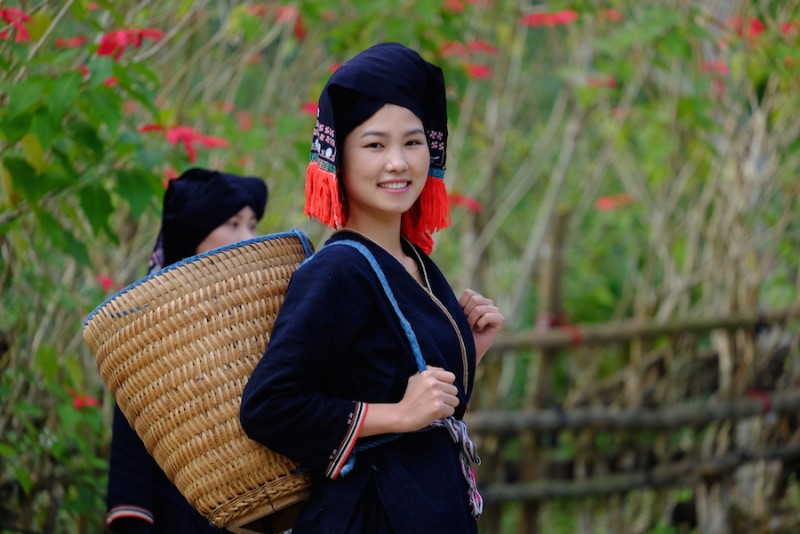 Cô gái Dao tiền ở bản Cọi - một bản nhỏ nằm nép mình trong khu vực Vườn Quốc gia Xuân Sơn - tươi cười đón chào du khách đến thăm bản làng.