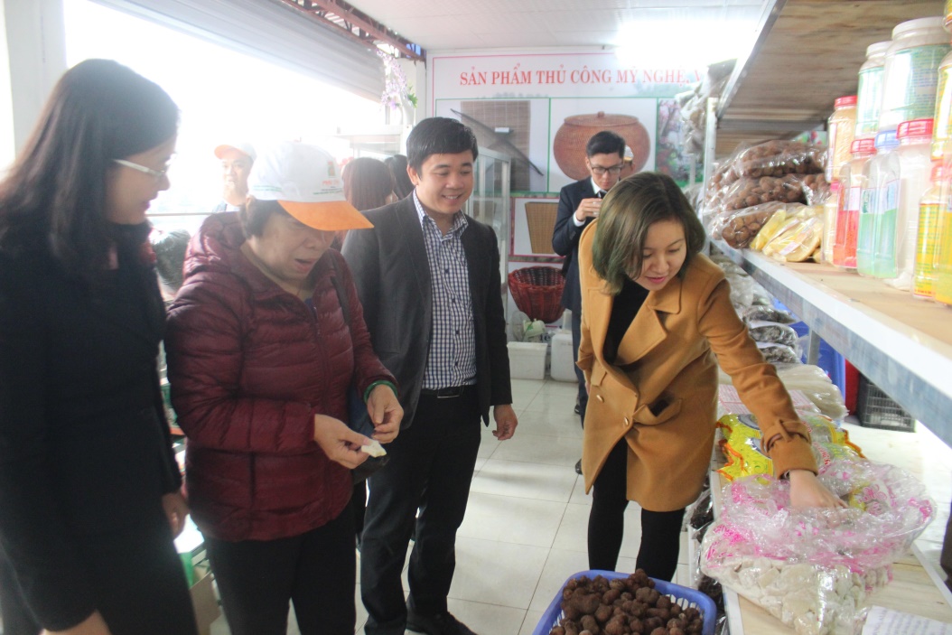 Du khách mua sắm quà lưu niệm, đặc sản địa phương tại Trung tâm trưng bày, giới thiệu và bán sản phẩm du lịch huyện Thanh Thủy
