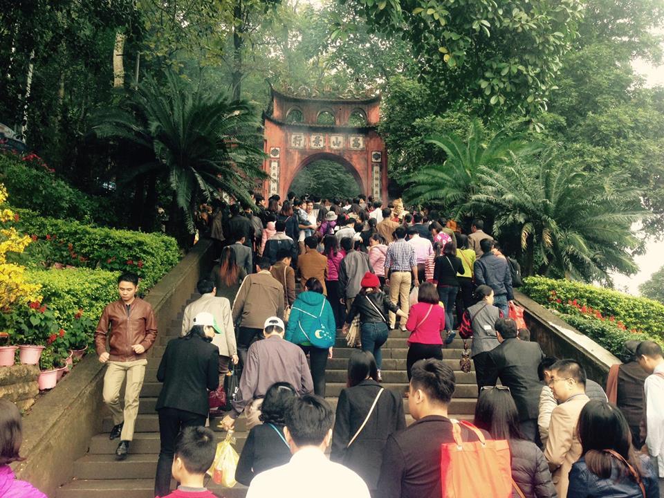 Du khách tham quan Đền Hùng trong dịp Tết Nguyên Đán năm 2017