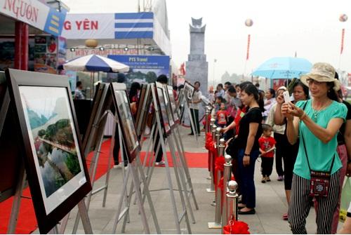 Triển lãm “Ảnh đẹp du lịch Phú Thọ” dịp Lễ hội Đền Hùng năm 2016 thu hút được đông đảo du khách thập phương tham quan (Ảnh P.Thanh)