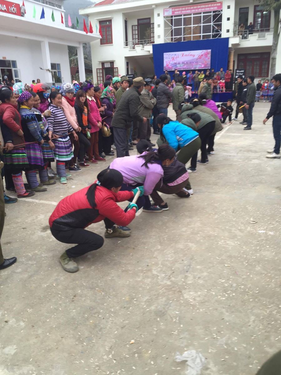 Thi kéo co nữ tại lễ hội Xuống Đồng xã Na Hối – Bắc Hà