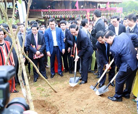 Chủ tịch nước Trần Đại Quang trồng cây đầu Xuân – Sắc Ban Tây Bắc