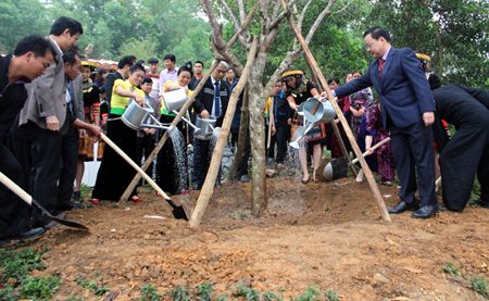 Đồng chí Mùa A Sơn, Phó Bí thư Tỉnh ủy, Chủ tịch UBND tỉnh Điện Biên trồng cây Đào lưu niệm tại không gian làng văn hóa dân tộc Mông
