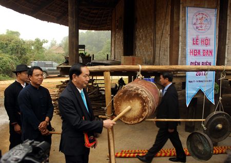 Chủ tịch nước Trần Đại Quang đánh trống khai hội Lễ xên  bản của đồng bào dân tộc Thái tỉnh Điện Biên