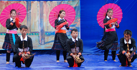 Người dân bản Nậm Pọng, xã Mường Đăng, huyện Mường Ảng múa hát trong dịp tết Nào Pê Chầu. Ảnh: Bảo Khánh
