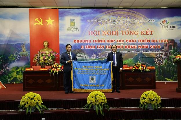 Ông Hà Kế San – PCT UBND tỉnh Phú Thọ trao cờ trưởng nhóm hợp tác năm 2017 cho ông Phạm Văn Thủy – PCT UBND tỉnh Sơn La