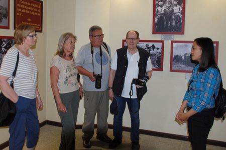 Du khách người Đức tham quan Bảo tàng Chiến thắng lịch sử Điện Biên Phủ. Ảnh: Tiến Dũng