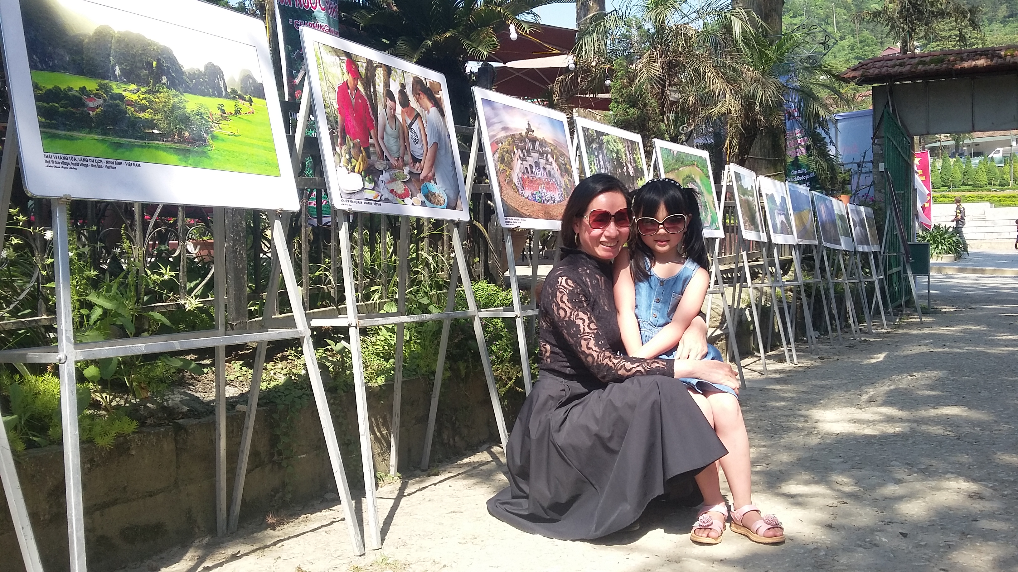 Còn khách du lịch Việt Nam không bỏ lỡ cơ hội lưu lại những khoảnh khắc đẹp với Triển lãm (Ảnh: Hương Giang)