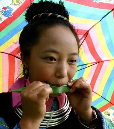 Thiếu nữ Mông thổi kèn lá