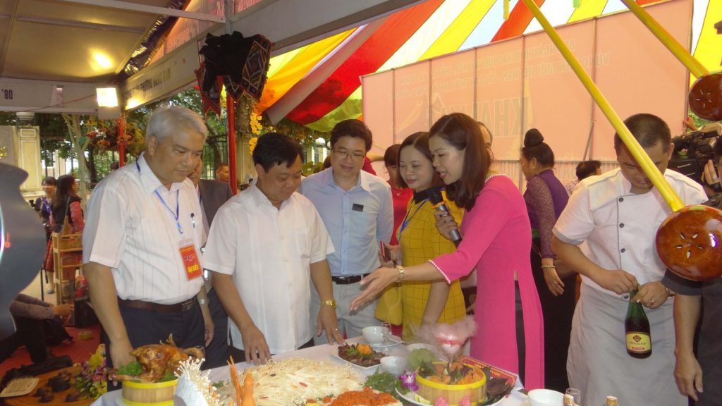 Đại biểu tham quan khu vực ẩm thực trong gian trưng bày của Sơn La