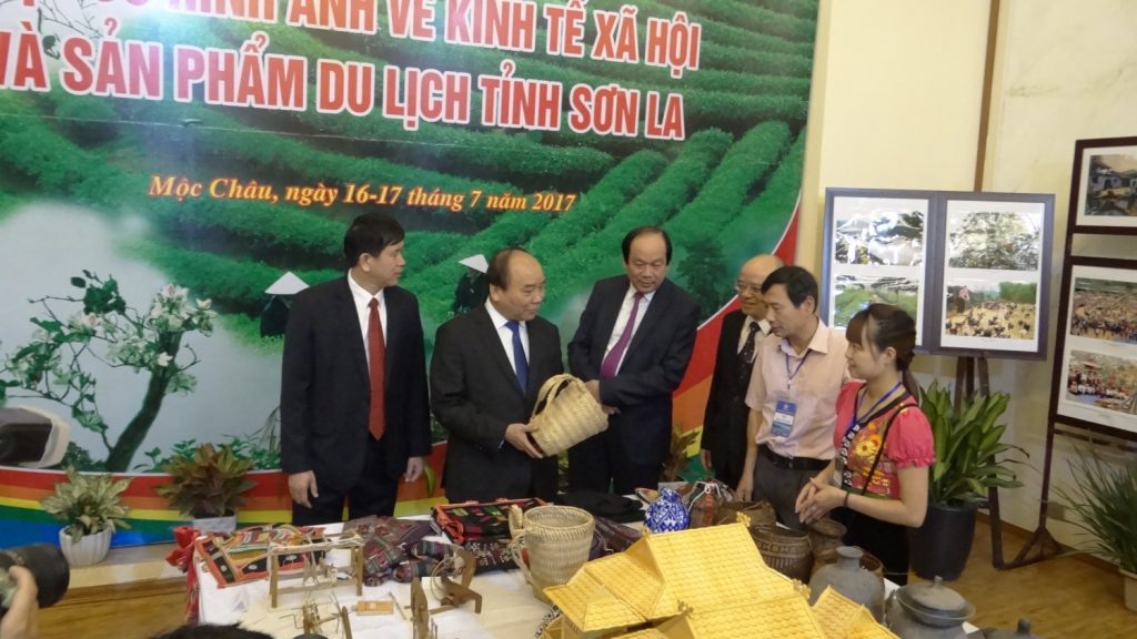 Thủ tướng Nguyễn Xuân Phúc thăm quan gian trưng bày một số hình ảnh về kinh tế, xã hội và sản phẩm du lịch tỉnh Sơn La