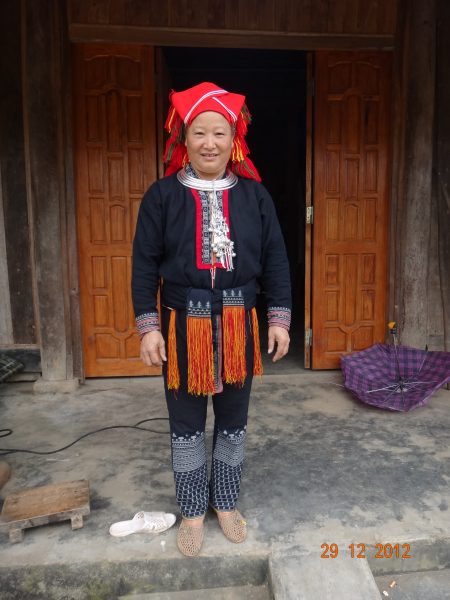 Phụ nữ Dao đỏ với trang phục và trang sức truyền thống