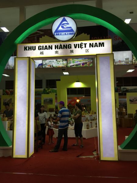 Khu gian hàng Việt Nam với nhiều mặt hàng đặc trưng như….