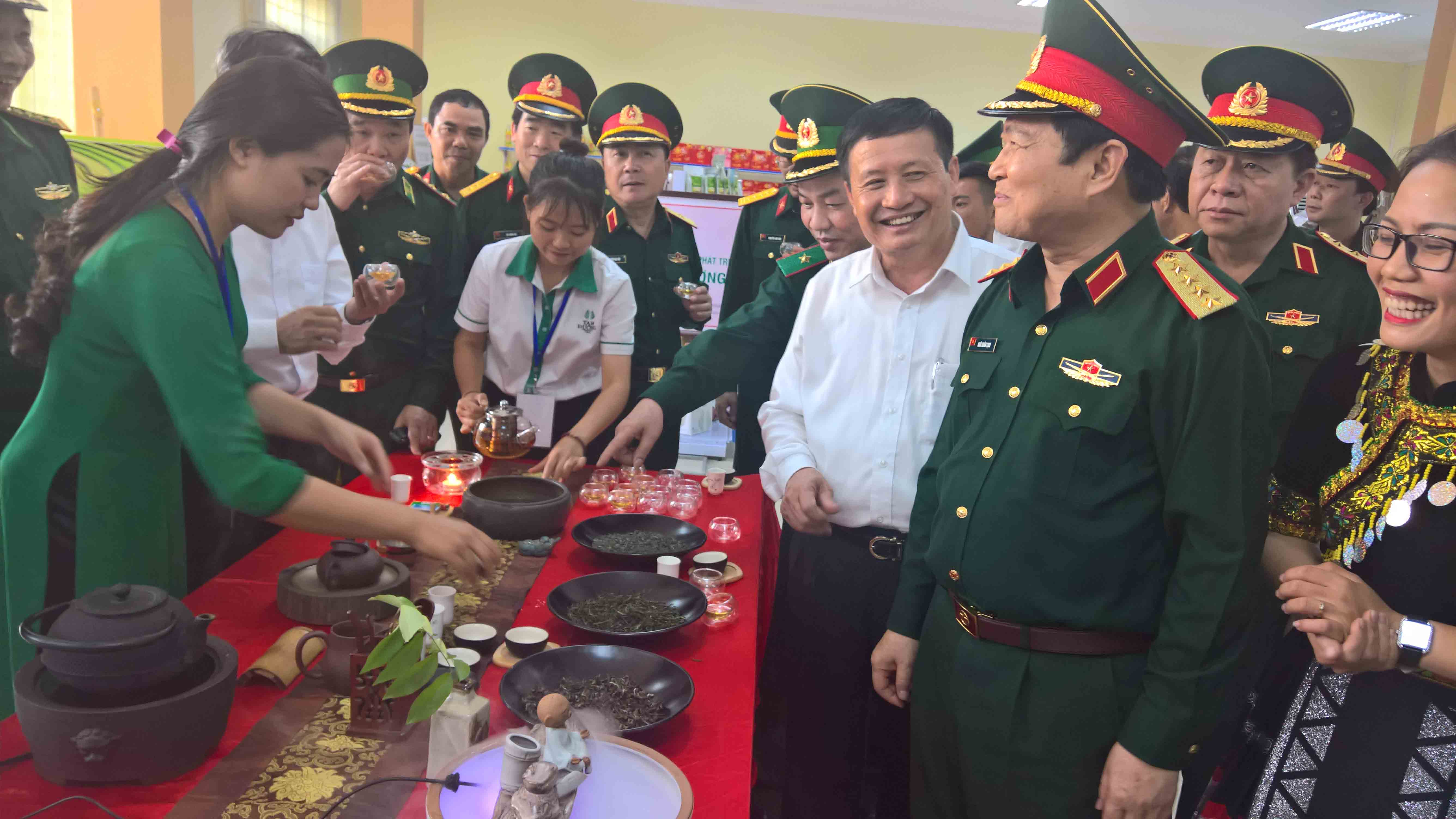 Từ ngày 23 - 24/9, tại tỉnh Lai Châu đã diễn ra các hoạt động Giao lưu quốc phòng Việt Nam – Trung Quốc.