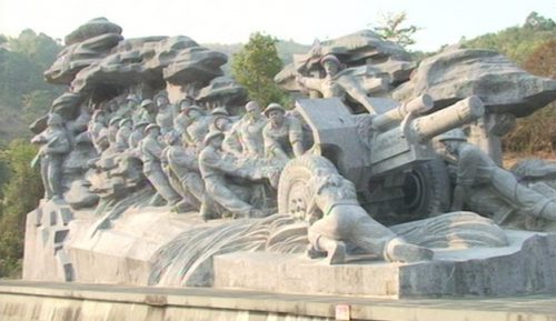 Tượng đài trong khu di tích Chiến thắng Điện Biên Phủ