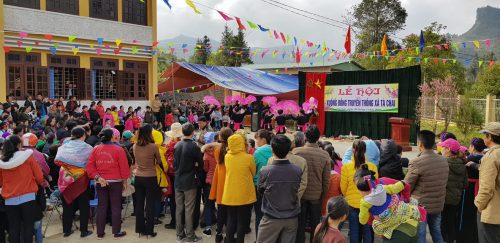 Rất đông du khách tham gia Lễ hội xuống đồng truyền thống xã Tà Chải.