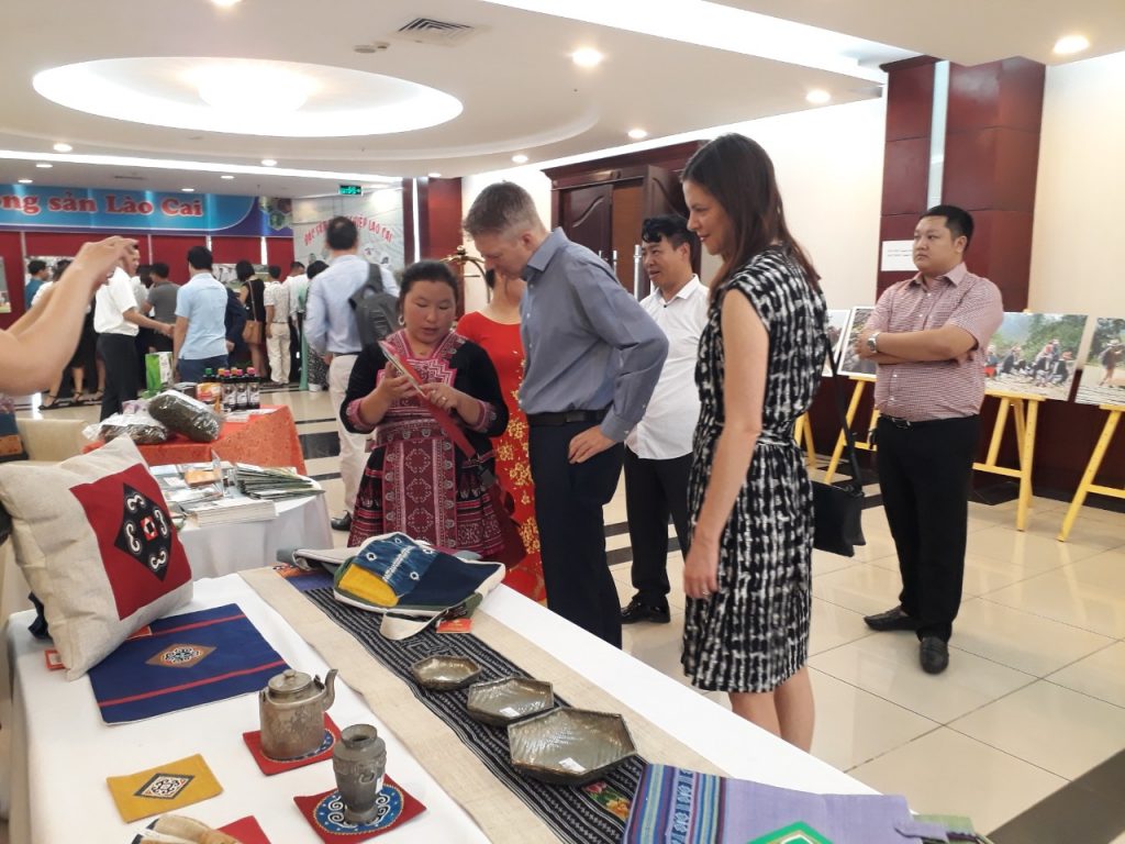 Ông Justin Baguley - Tham tán kinh tế (Đại sứ quán Australia tại Việt Nam) tham quan gian trưng bày của TIPC Lào Cai