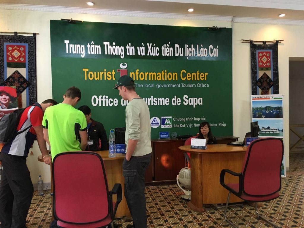 Khách đi du lịch Lào Cai được tư vấn miễn phí tại Trung tâm Thông tin Xúc tiến Du lịch