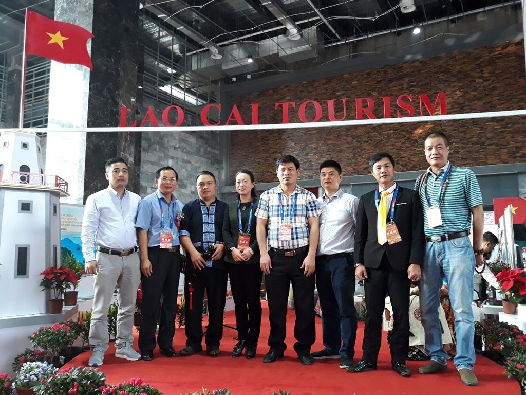 Lãnh đạo Sở VH, TT&DL và các lãnh đạo hiệp hội du lịch hai bên (Kim Anh)