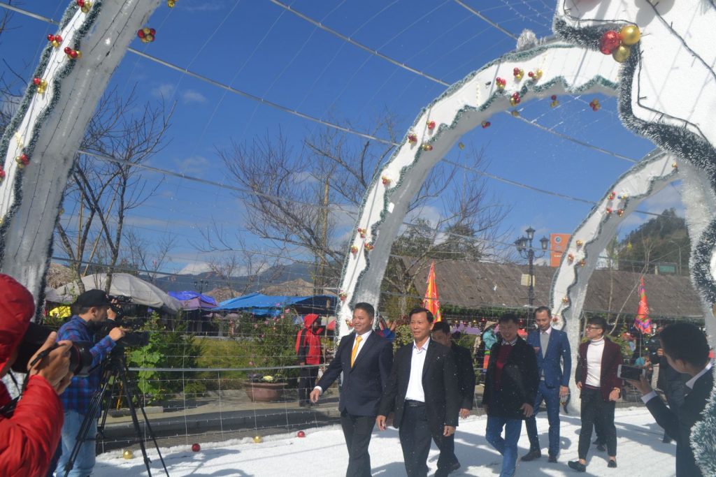 Ông Hà Văn Thắng trải nghiệm con đường tuyết rơi tại Sunworld Fansipan Legend