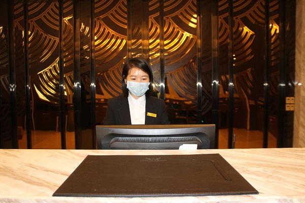 Nhân viên lễ tân khách sạn Mường Thanh Grand Điện Biên Phủ đeo khẩu trang khi giao tiếp với Du khách 2 1