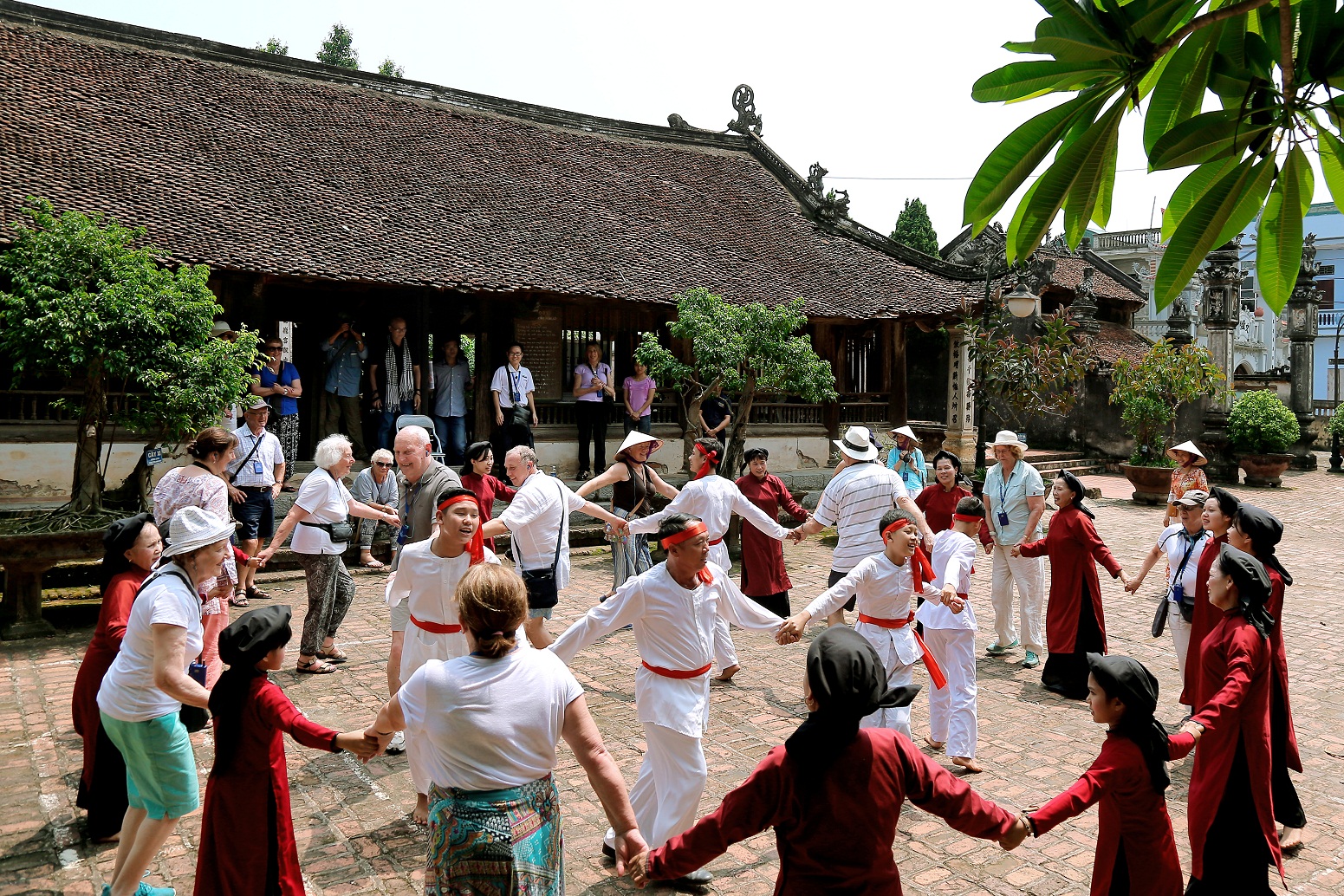 Hát xoan với du khách