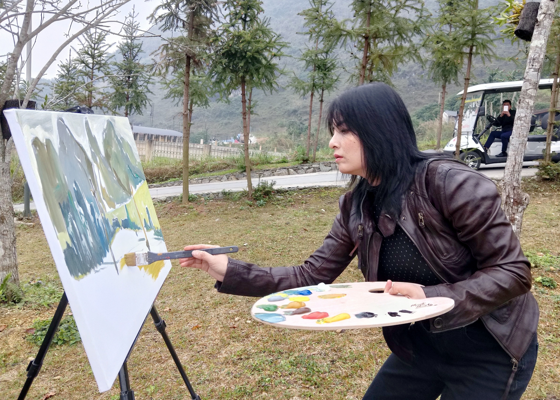Họa sĩ thực hiện tác phẩm tại khu nghỉ dưỡng H’Mông Village