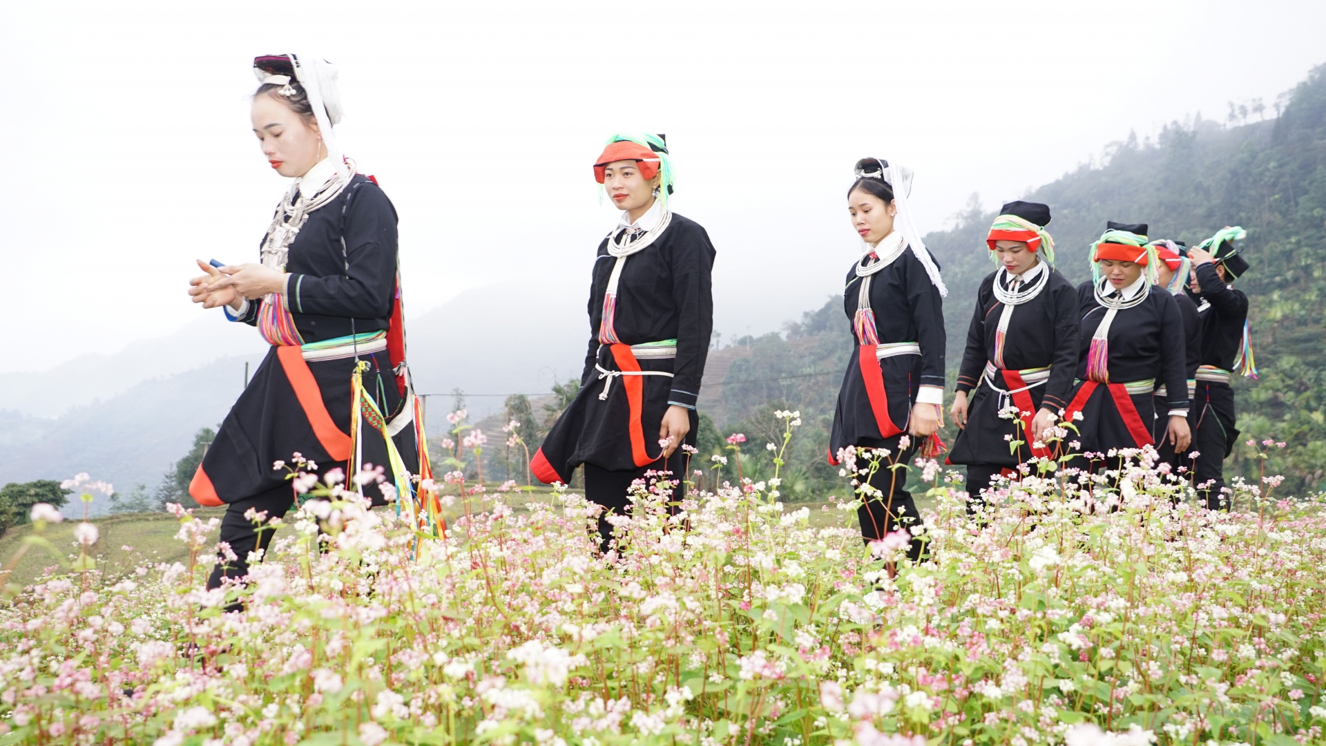 Các thiếu nữ dân tộc Dao xúng xính trong trang phục truyền thống đi chơi hội 