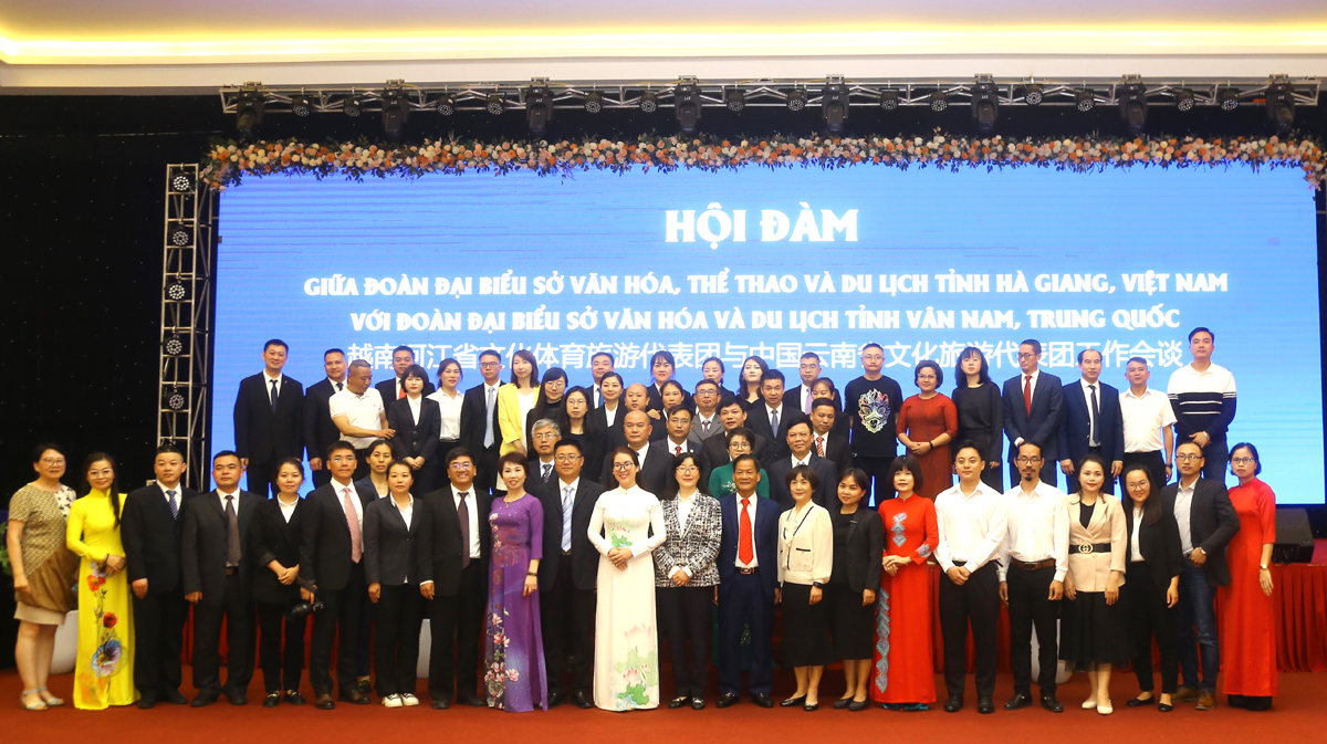 Đoàn đại biểu Sở Văn hóa và Du lịch tỉnh Vân Nam và Sở Văn hóa, Thể thao và Du lịch tỉnh Hà Giang chụp ảnh lưu niệm tại chương trình Hội đàm. 