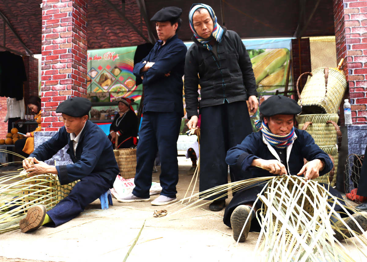 Đan quẩy tấu, nghề truyền thống của đồng bào dân tộc Mông ở huyện Mèo Vạc.