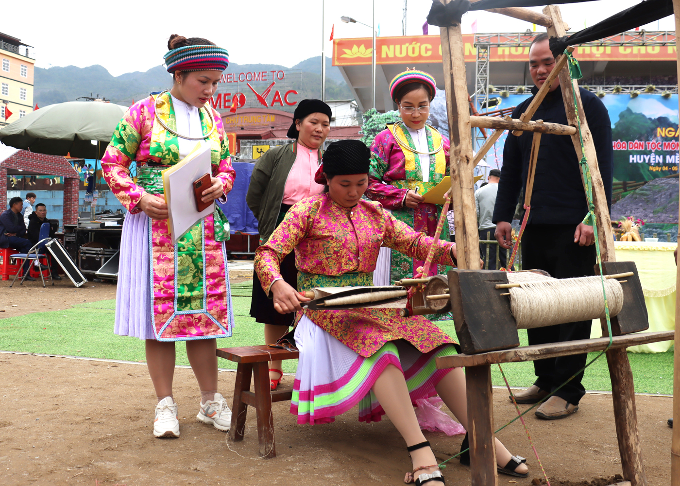 Thi dệt vải lanh, một hoạt động hấp dẫn trong Ngày hội Văn hóa dân tộc Mông huyện Mèo Vạc năm 2023.