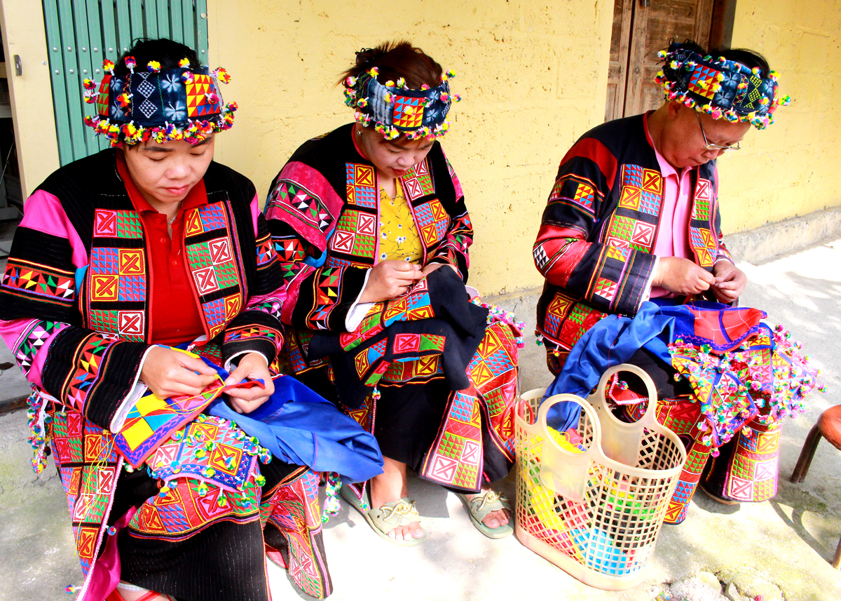 Trang phục dân tộc Lô Lô là một trong những giá trị văn hóa truyền thống được gìn giữ.