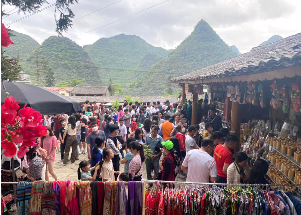 Một lượng lớn du khách tham quan tại khu di tích nhà Vương huyện Đồng Văn. Ảnh: facebook