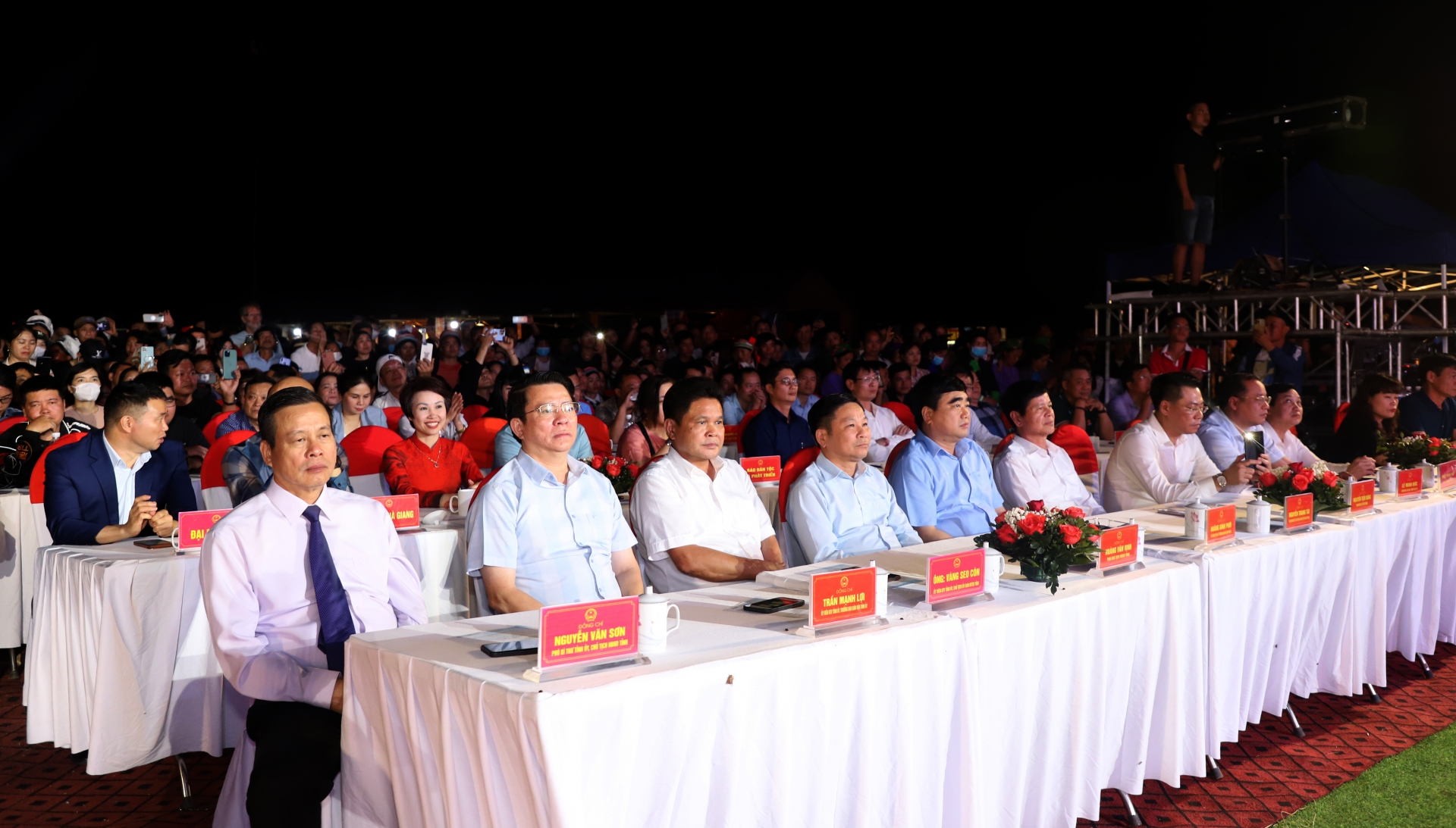 Chủ tịch UBND tỉnh Nguyễn Văn Sơn và các đại biểu dự buổi lễ. 