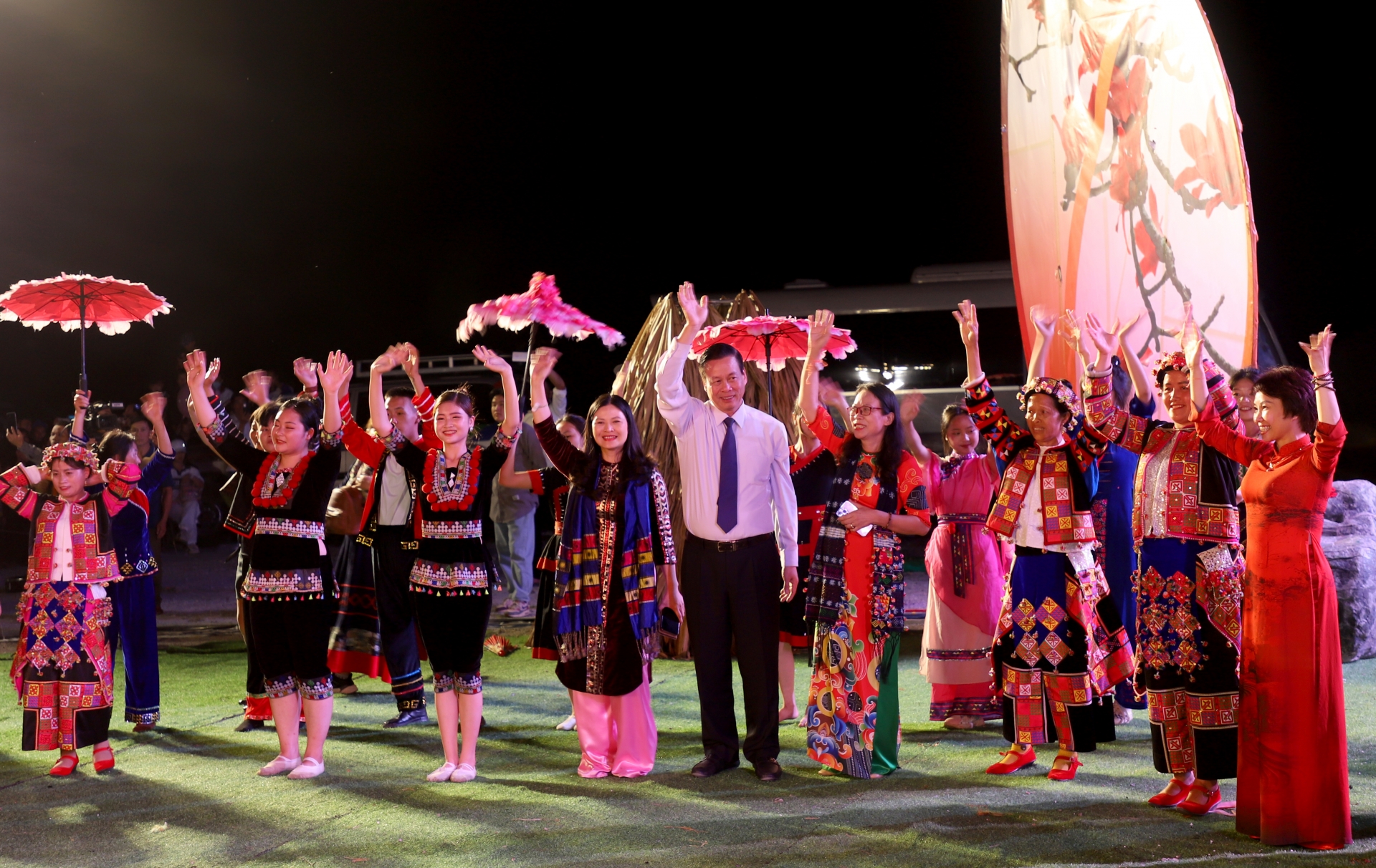 Chủ tịch UBND tỉnh Nguyễn Văn Sơn tham gia hòa nhịp điệu lễ hội.