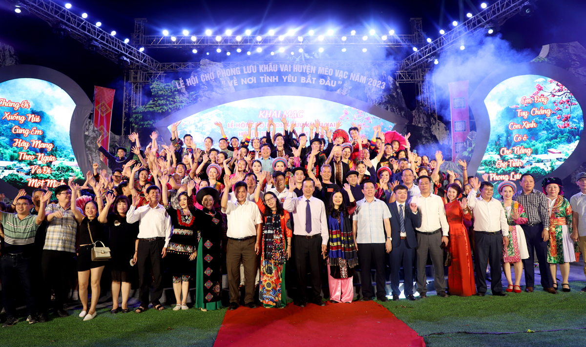 Chủ tịch UBND tỉnh Nguyễn Văn Sơn và các đại biểu chào mừng du khách đến với Lễ hội chợ Phong lưu Khâu Vai. 