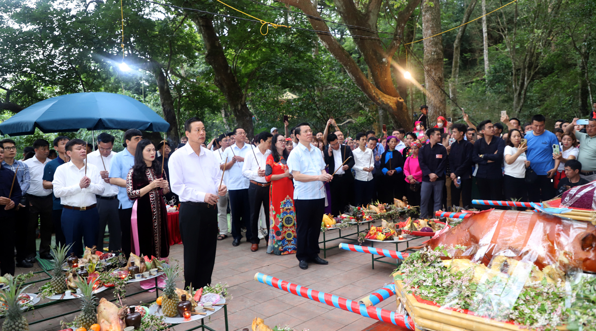 Chủ tịch UBND tỉnh Nguyễn Văn Sơn và các đại biểu thắp hương tại miếu Ông.