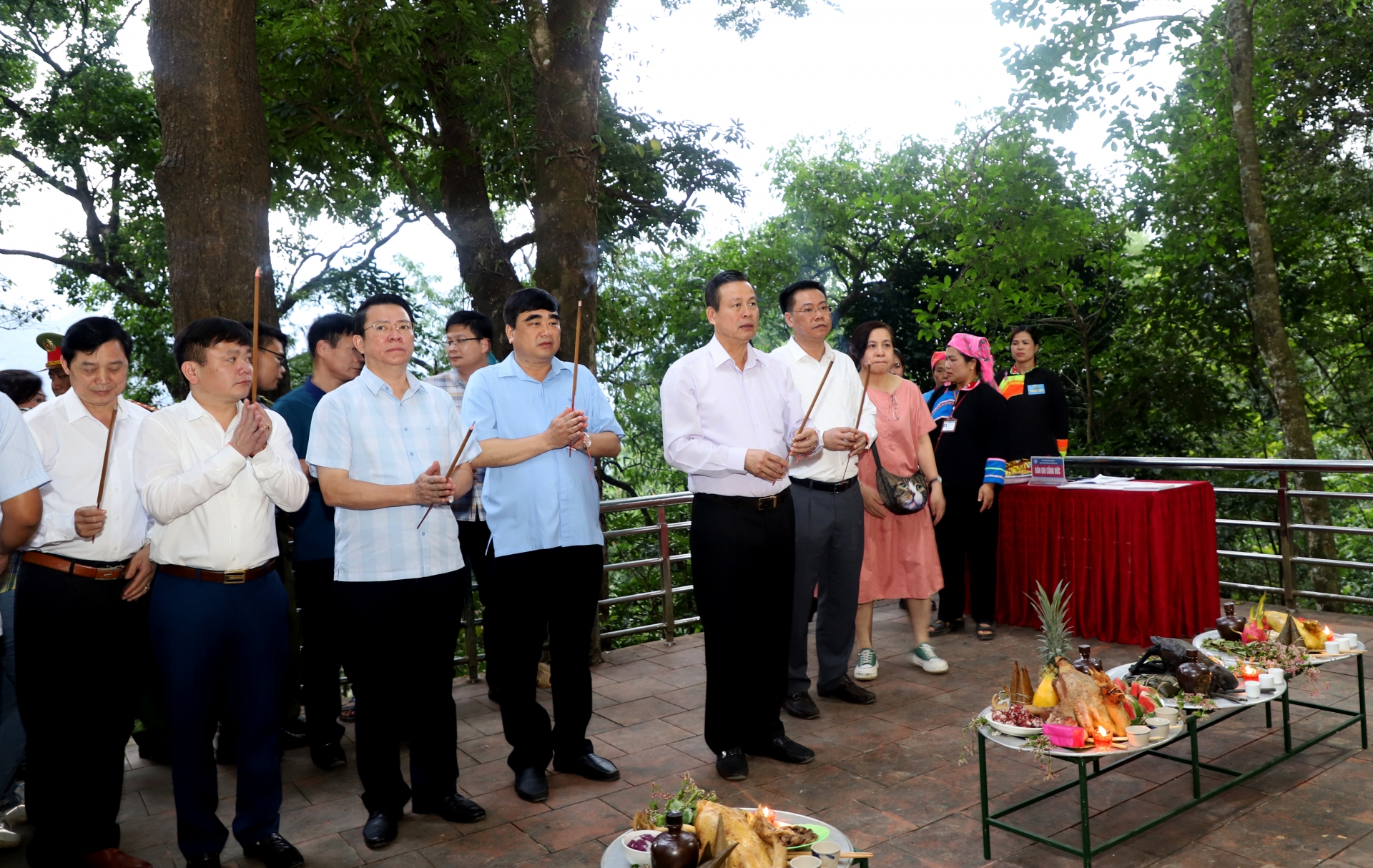 Chủ tịch UBND tỉnh Nguyễn Văn Sơn và các đại biểu dâng hương tại miếu Bà. 