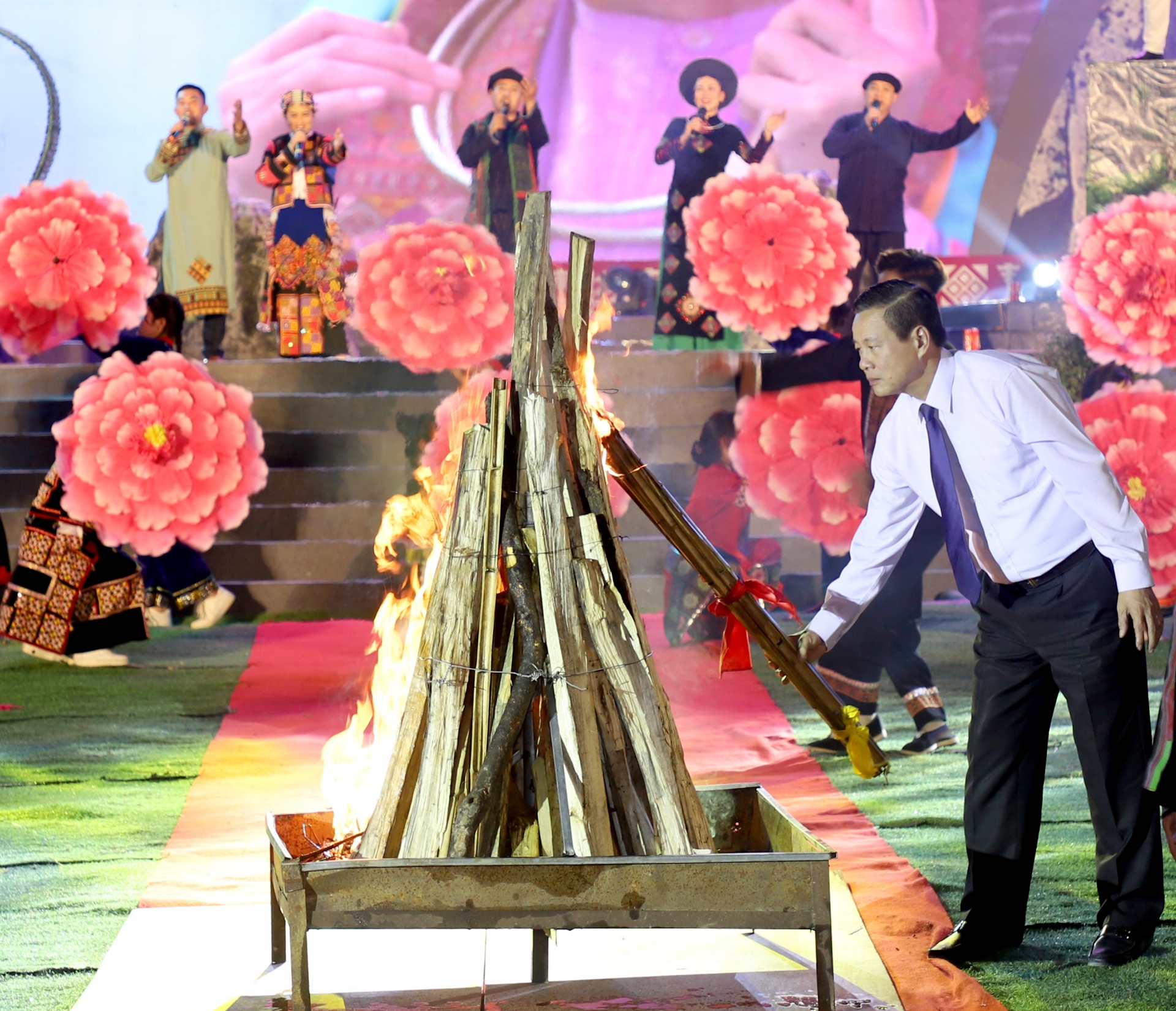 Chủ tịch UBND tỉnh Nguyễn Văn Sơn thắp lửa khai mạc lễ hội chợ Phong lưu Khâu Vai năm 2023.