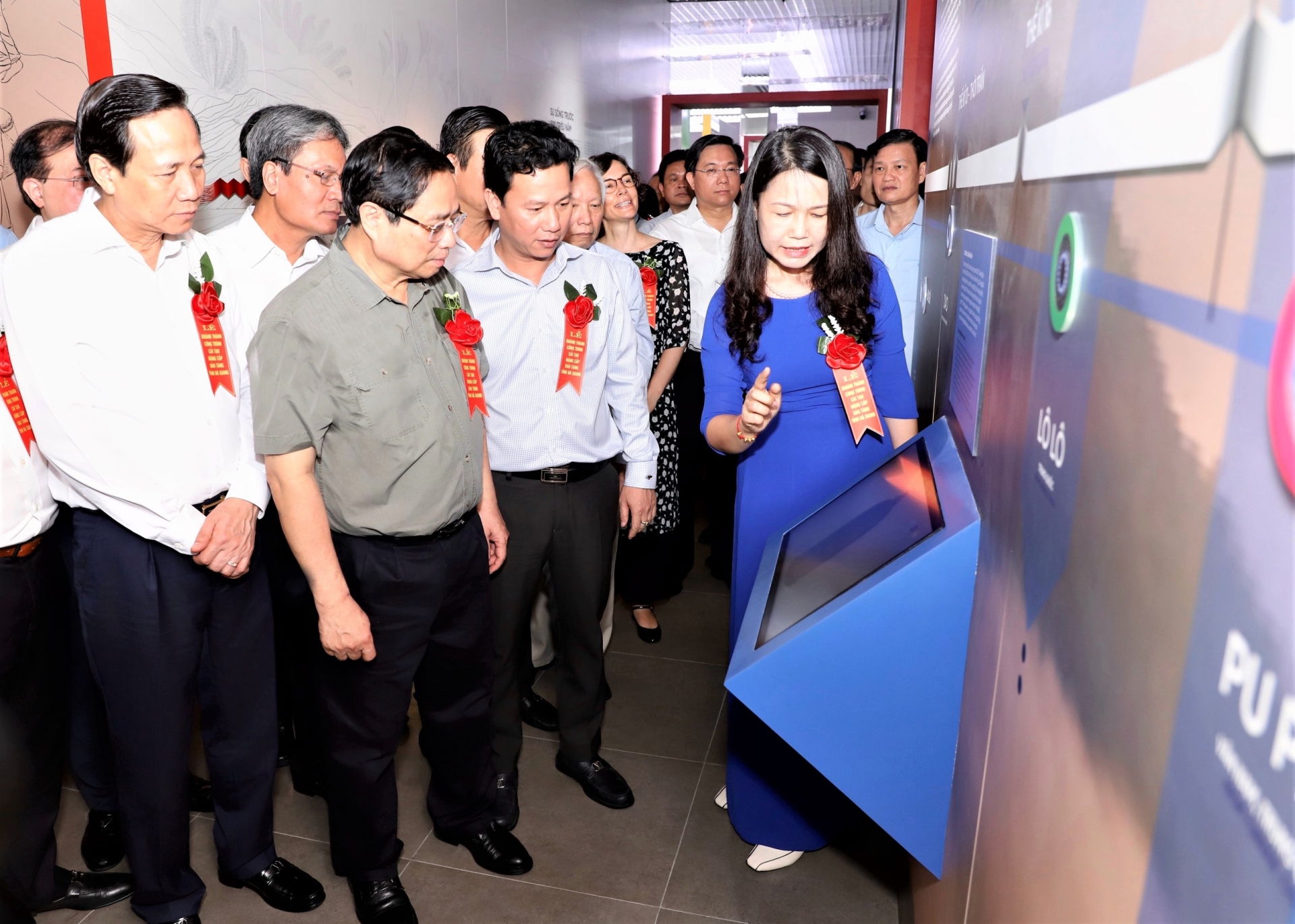 Thủ tướng Phạm Minh Chính cùng các đại biểu tham quan các không gian trưng bày của bảo tàng