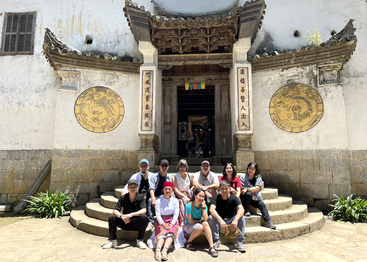 Đoàn công tác Văn phòng Hợp tác Thụy Sĩ tại Việt Nam khảo sát địa điểm du lịch Nhà Vương (Đồng Văn) 