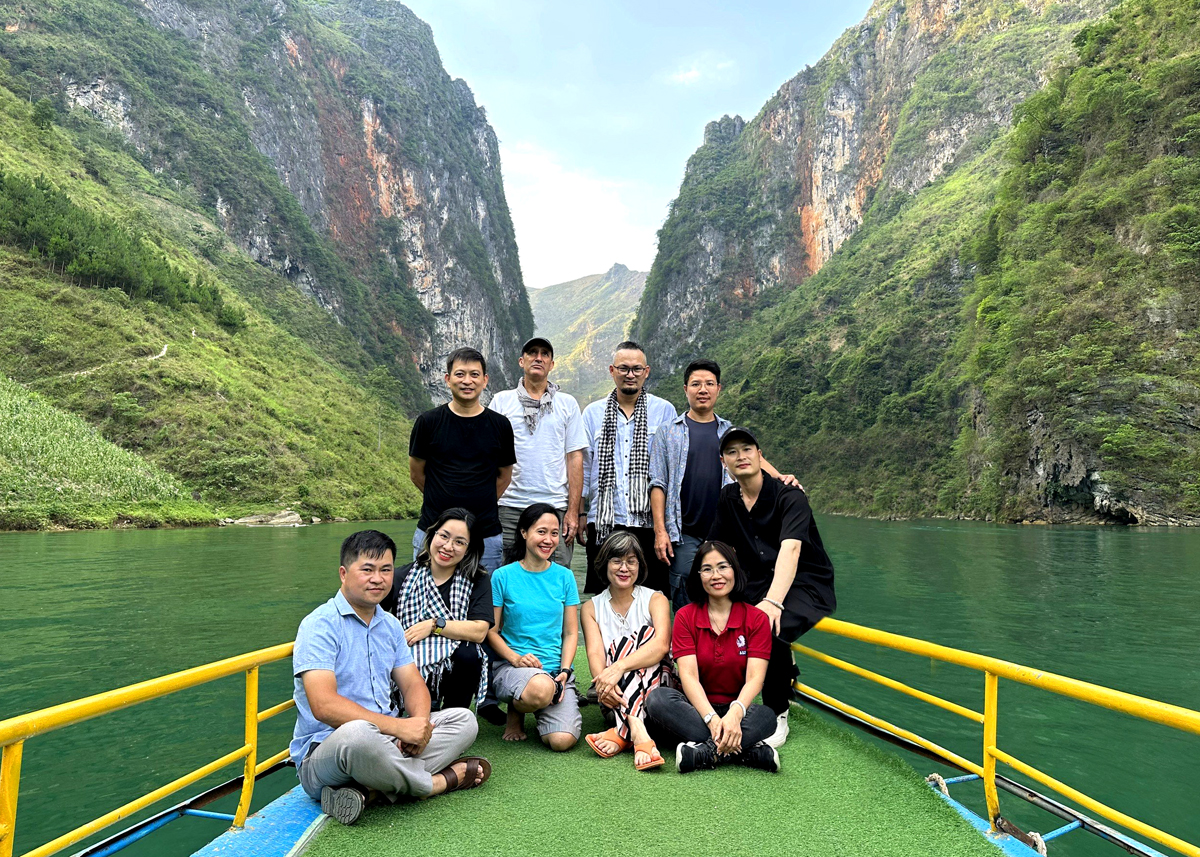 Đoàn công tác Văn phòng Hợp tác Thụy Sĩ tại Việt Nam khảo sát điểm du lịch trên sông Nho Quế (Mèo Vạc) 