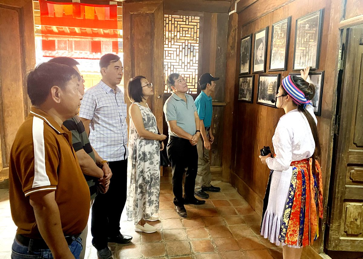 Thuyết minh viên người địa phương giới thiệu cho du khách khi tới thăm Dinh thự nhà Vương.
