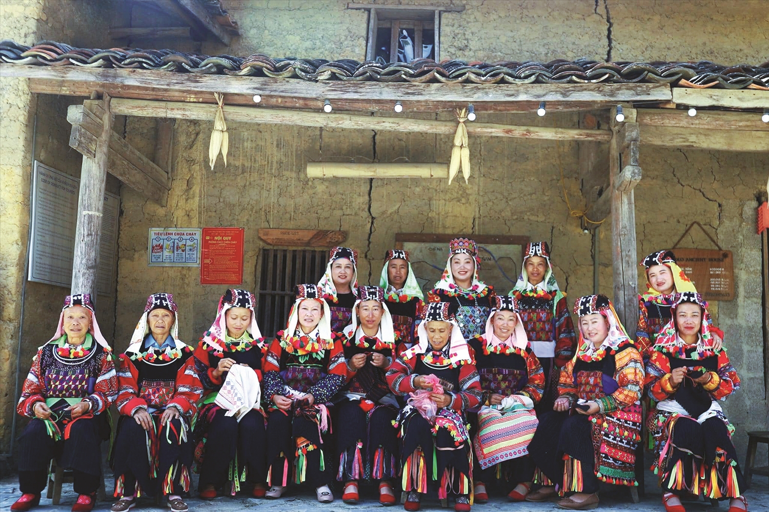 Phụ nữ Lô Lô trong trang phục dân tộc rực rỡ sắc màu.