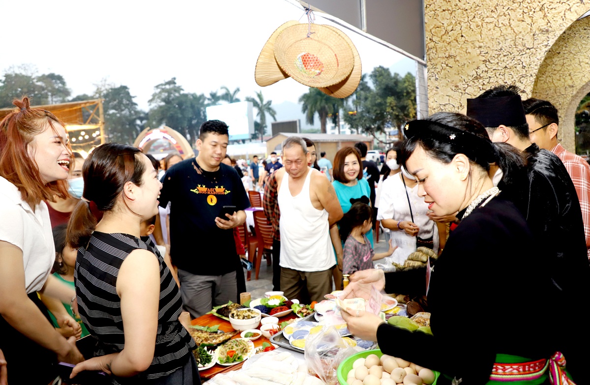 Du khách tham gia Lễ hội ẩm thực 3 miền mới được tổ chức tại thành phố Hà Giang. Ảnh: KIM TIẾN