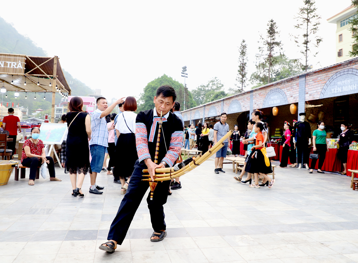  Trình diễn múa khèn Mông tại Lễ hội văn hóa ẩm thực 3 miền được tổ chức tại thành phố Hà Giang.