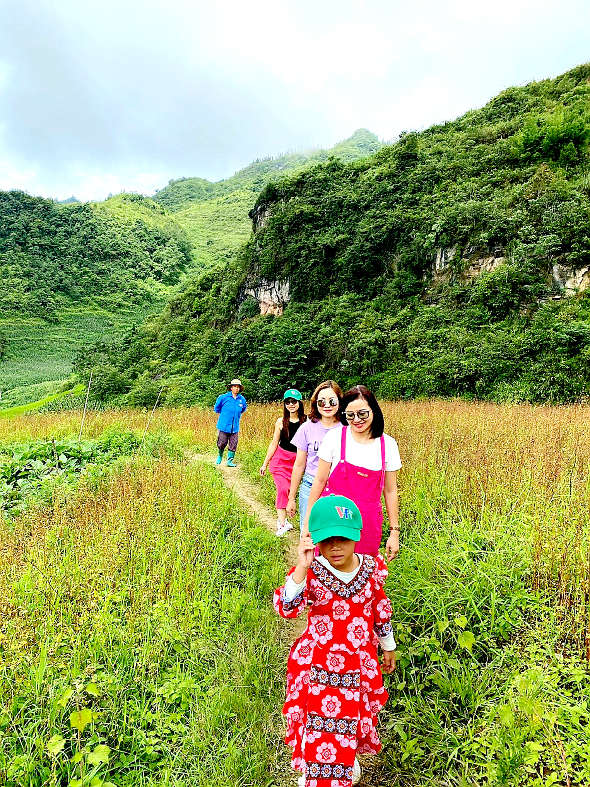 Với cảnh đẹp hoang sơ, nhiều du khách đã đến trải nghiệm ở Xín Mần.