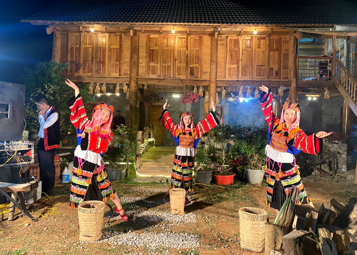 Đoàn Nghệ thuật Hoa Lê trắng Đồng Văn biểu diễn phục vụ các sự kiện văn hóa, văn nghệ của huyện. 