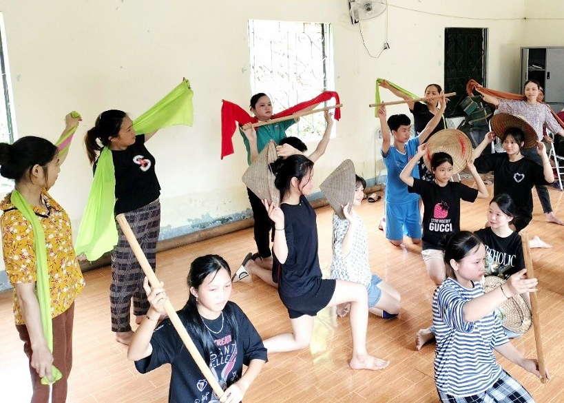 Đội văn nghệ dân gian thôn Nà Ràng, xã Khuôn Lùng (Xín Mần) tập luyện các tiết mục múa hát truyền thống