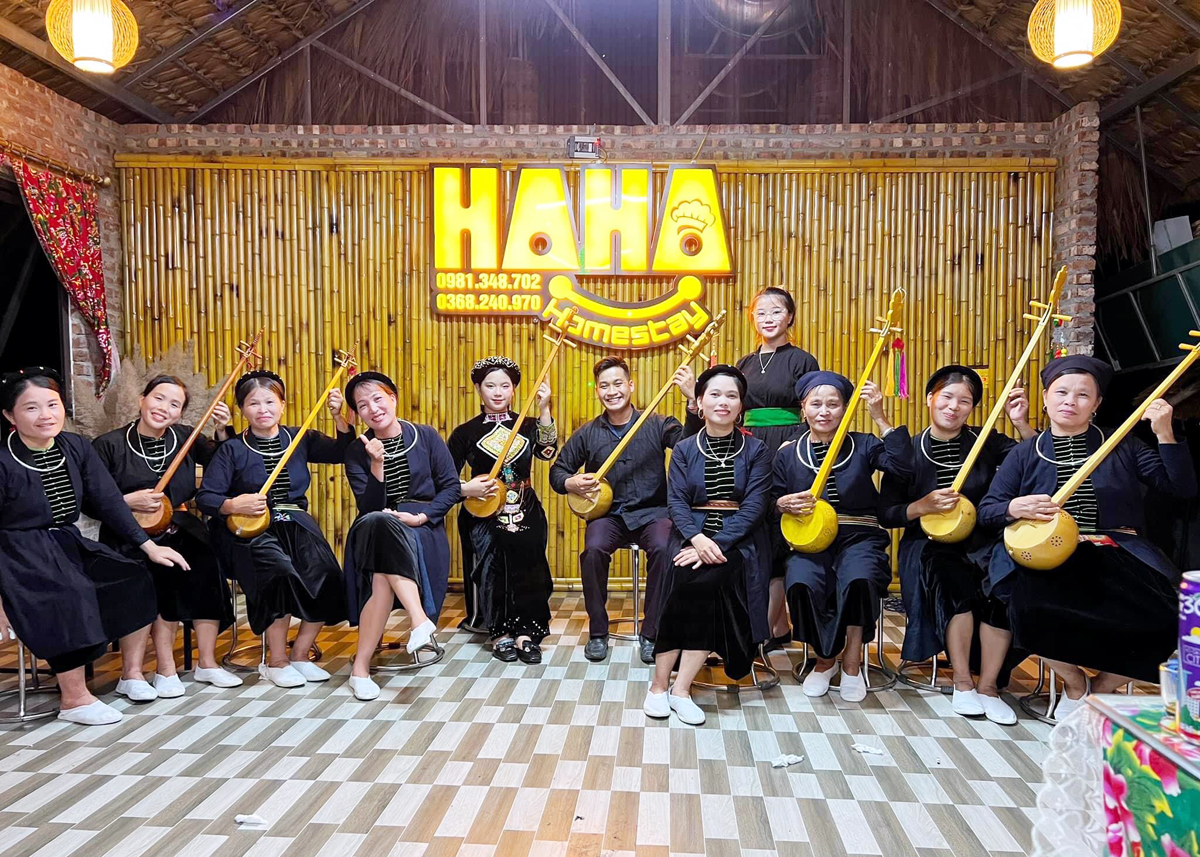 Đội văn nghệ dân gian thôn Hạ Thành, xã Phương Độ (thành phố Hà Giang) biểu diễn văn nghệ phục vụ du khách.